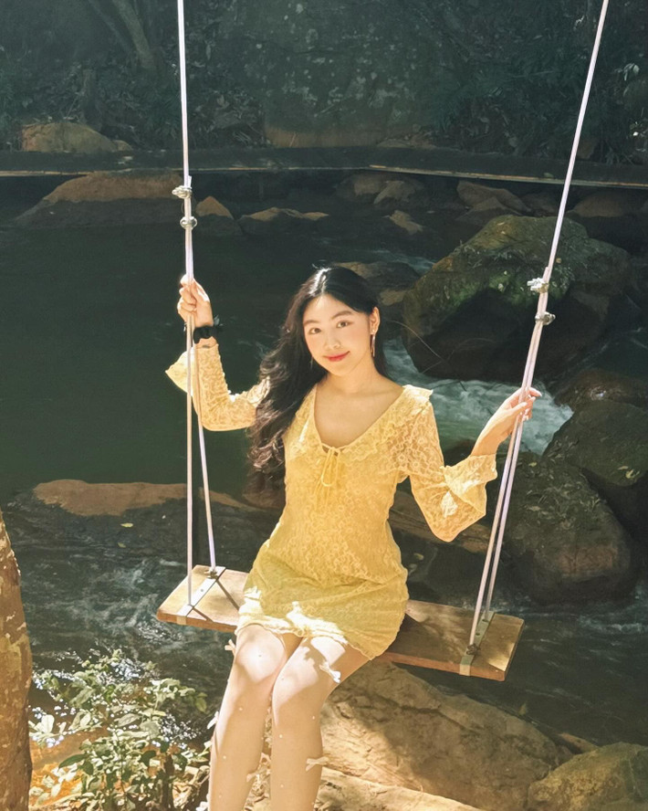 Bên cạnh thành tích học tập tốt, con gái MC Quyền Linh còn sở hữu nhan sắc ngày càng xinh đẹp, gu thời trang trưởng thành.