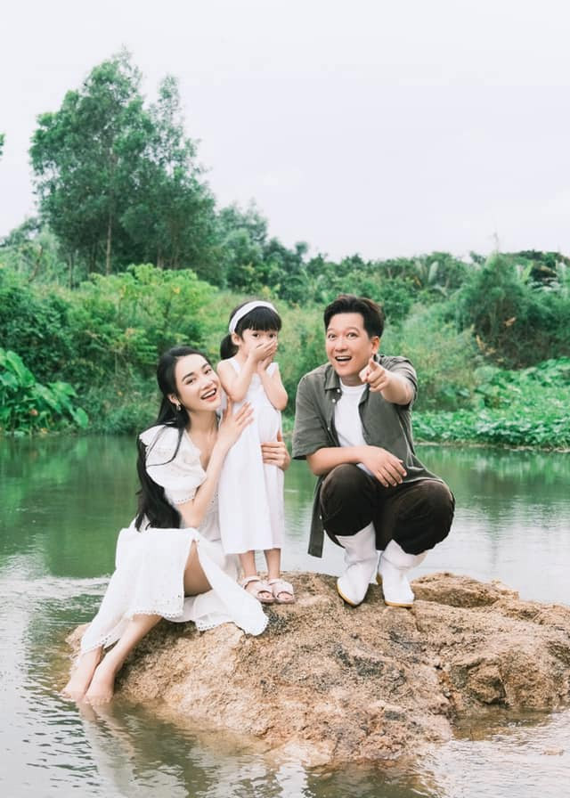 Vợ chồng Trường Giang - Nhã Phương còn nắm trong tay nhiều bất động sản giá trị, trong đó đáng chú ý nhất là "biệt phủ" ở vùng ngoại ô TP HCM, một căn biệt thự tại Phú Quốc.