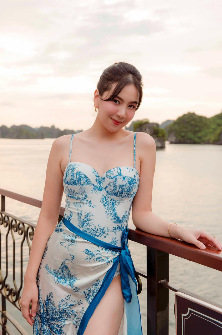 Tin tức sao Việt 20/8: MC Mai Ngọc khoe dáng gợi cảm khi đi Hạ Long. Ảnh: FB Mai Ngọc