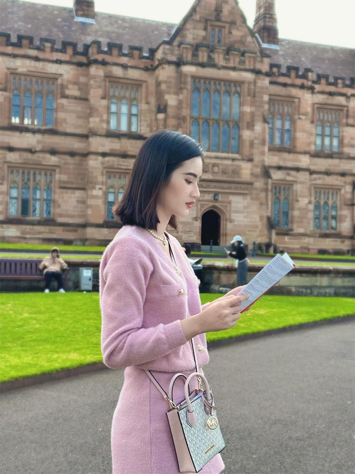 Ý Nhi giản dị trong bộ váy màu hồng trong khuôn viên trường đại học Sydney.