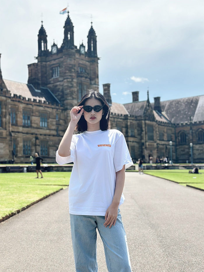 Tháng 11/2023, Miss World Vietnam 2023 Huỳnh Trần Ý Nhi sang Australia du học ngành Quản trị kinh doanh tại Đại học Sydney.