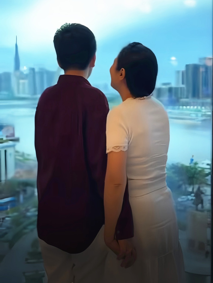 Trong clip, "người đẹp Tây Đô" Việt Trinh nắm tay con trai Thiện Nhân 15 tuổi. Khi em đi ra giữa không gian được cho là khu vực lễ tân của một khách sạn, nữ diễn viên đuổi theo nắm chặt tay, hôn rồi ôm con trai trước sự chứng kiến của ít nhất 3 người.