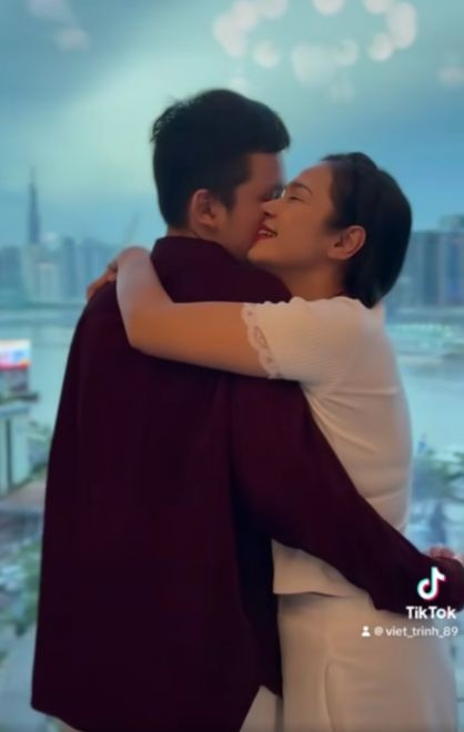 Việt Trinh đăng tải video chia sẻ quan điểm về việc thể hiện tình cảm bằng hành động với con trai tuổi vị thành niên. Việt Trinh nói, cô nhận được góp ý về những hình ảnh hoặc clip ôm, hôn con trai.