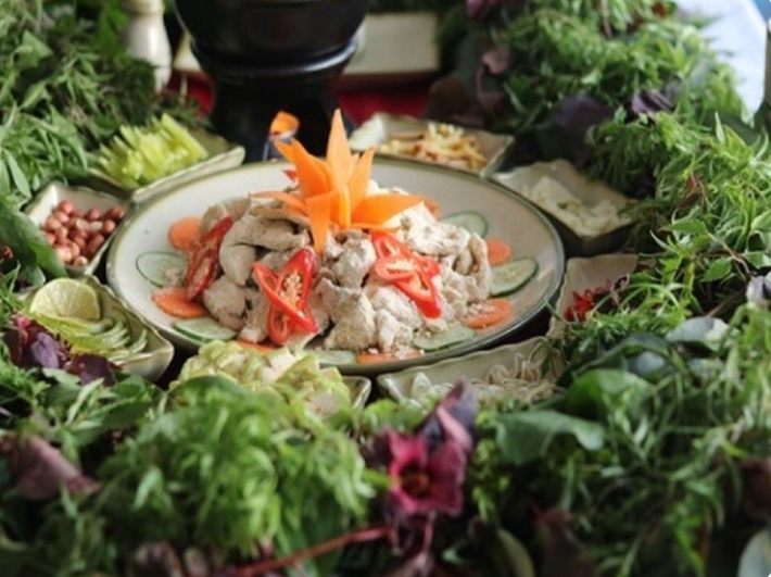 Gỏi cá mè Hiệp Hòa là một món ăn được chế biến rất kỳ công. Món ăn cùng các loại rau và vừng, lạc rất kích thích vị giác.