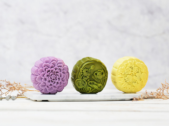 Bánh Trung thu truyền thống ở Malaysia cũng có nhiều nét tương đồng với bánh Trung thu Việt Nam, cái khác chính là vỏ bánh được làm nhiều kiểu hoa văn đầy sáng tạo. Bánh có nhiều loại nhân như sầu riêng, trà xanh, tiramisu,...Ảnh: Bách hoá Xanh