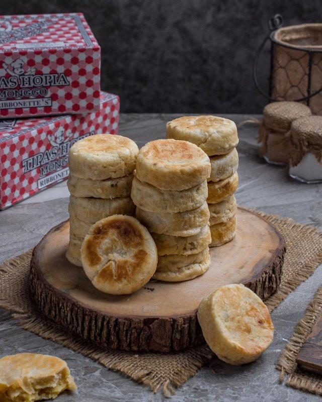 Bánh Trung thu của Philippines rất phong phú, loại bánh đặc biệt nhất có tên gọi hopia. Nhân bánh hopia phổ biến là đậu xanh, khoai môn, đậu đỏ, khoai lang tím, sầu riêng hoặc thịt lợn. Loại bánh nướng này có lớp vỏ mỏng, xốp giòn. Ảnh: whattoeatph