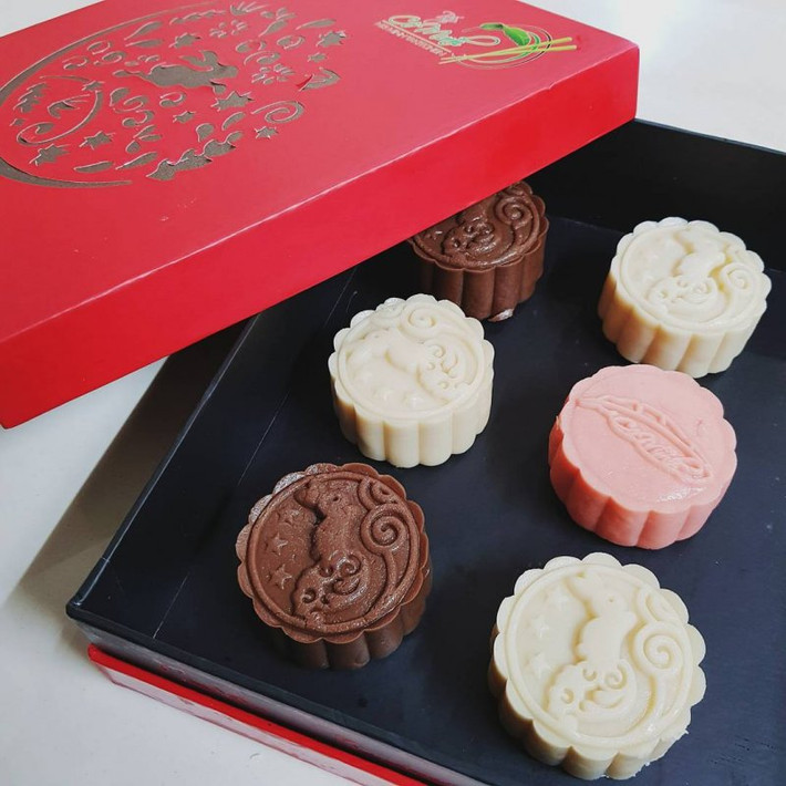 Ở Singapore phong tục đón Trung thu có nhiều điểm tương đồng với Việt Nam, bánh Trung thu truyền thống cũng có hình dáng và mùi vị khá giống. Điểm khác biệt rõ nhất là họ chuộng bánh dẻo hơn vì nó vị thanh, ít dầu mỡ. Bánh dẻo nhân sầu riêng rất được ưa chuộng ở đây. Ảnh: vian.b