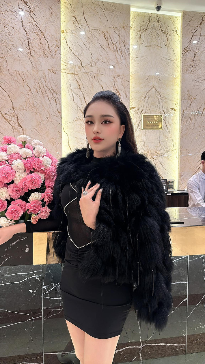 So với hình ảnh trước đây, Lâm Khánh Chi hiện tại sở hữu gương mặt V-line thon gọn, cằm nhọn và mắt to.