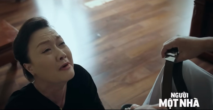 Bà Thư trong "Người một nhà" chia sẻ về vai diễn của mình trên VTV Kết nối: "Bà mẹ rất là lạ, rất là lạnh lùng, nhưng trong sâu thẳm tâm hồn vẫn rất thương con. Cách thương của bà mẹ này rất dị. Tôi nghĩ khi bà mẹ lên sóng sẽ có nhiều người ghét...”.
