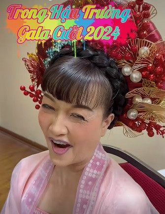 Những năm trở lại đây, nữ nghệ sĩ sinh năm 1975 gây thích thú khi đảm nhận nhiều vai diễn độc dị, "làm xấu" từ ngoại hình đến tính cách. Trong chương trình Gala cười 2024 với tiểu phẩm "Tiểu thư kén rể", Vân Dung hóa trang thành một tiểu thư xấu xí để thử lòng hai công tử do Quang Thắng và Thái Sơn thủ vai. Ảnh: FBNV.