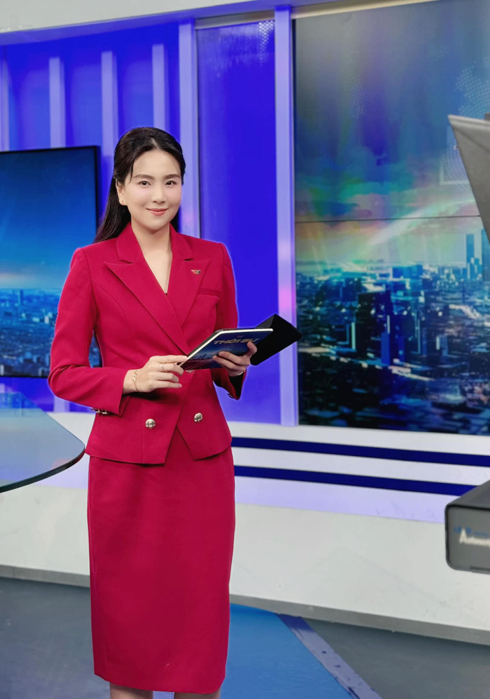 Tin tức sao Việt 2/9: MC Mai Ngọc lên sóng với bộ cánh màu đỏ rực rỡ. Ảnh: FB Mai Ngọc
