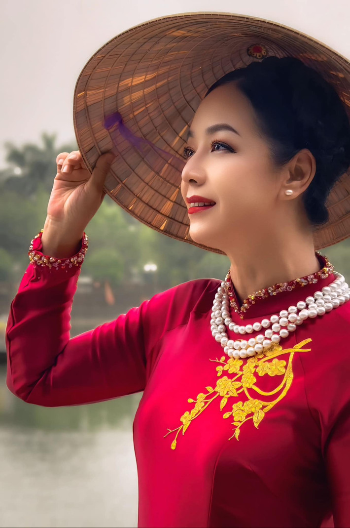 NSƯT Chiều Xuân chia sẻ hình ảnh mặc áo dài đỏ, mừng Quốc khánh 2/9. Ảnh: FB Nguyễn Thị Chiều Xuân
