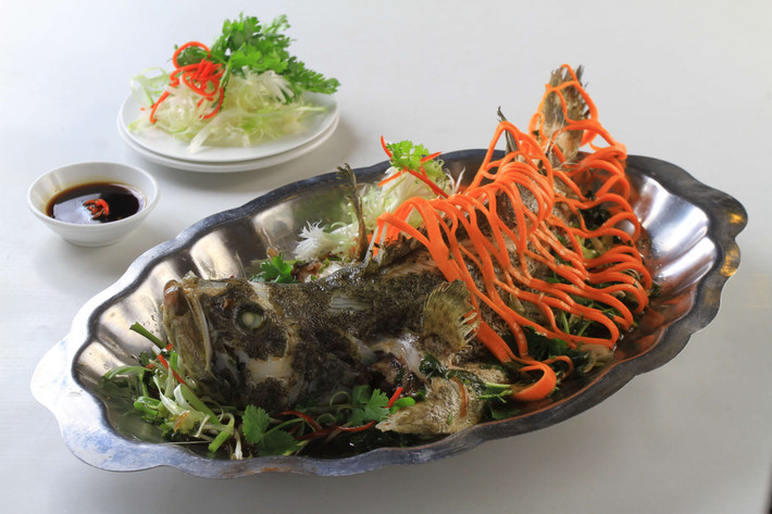 Cá mú bông là nguồn thực phẩm tươi sống chế biến ra nhiều món ăn ngon ở đảo Phú Quý. Thịt cá thơm ngọt, ngon nhất khi nấu với canh chua hoặc xào với cà, khế và rau mùi.