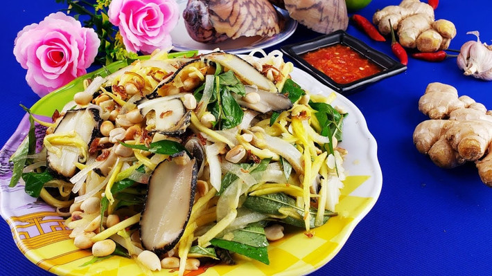 Gỏi ốc giác nằm trong top các món ăn ngon ở đảo Phú Quý mà du khách nhất định phải thử khi đến đây. Gỏi có vị chua chua, ngọt ngọt, cộng với thịt ốc dai dai, sần sật.