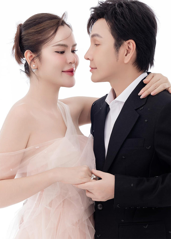 Dần dà Vũ Luân trở thành nghệ sĩ cải lương trẻ nổi tiếng và có thu nhập rất khủng. Năm 2002 anh lập đoàn xã hội hóa Nghệ sĩ Vũ Luân để diễn các vở tuồng cổ. (Ảnh: FB Phương Lê)
