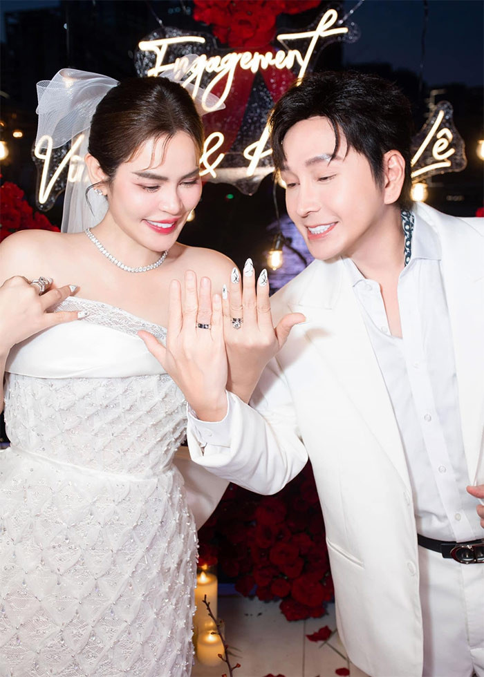 Trên trang cá nhân, ca sĩ Vũ Luân và Hoa hậu Phương Lê đồng loạt đăng loạt ảnh hai người tổ chức lễ đính hôn hoành tráng trên du thuyền. (Ảnh: FB Phương Lê)