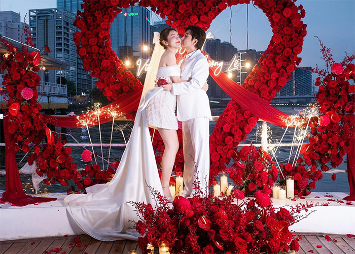 Còn Phương Lê thì viết: "Từ nay hai ta đã trở thành một nửa của nhau. Từng khoảnh khắc từng câu chuyện đều trở nên quý giá và đáng trân trọng. Cảm ơn vì cả hai đã xuất hiện đúng thời điểm". (Ảnh: FB Phương Lê)