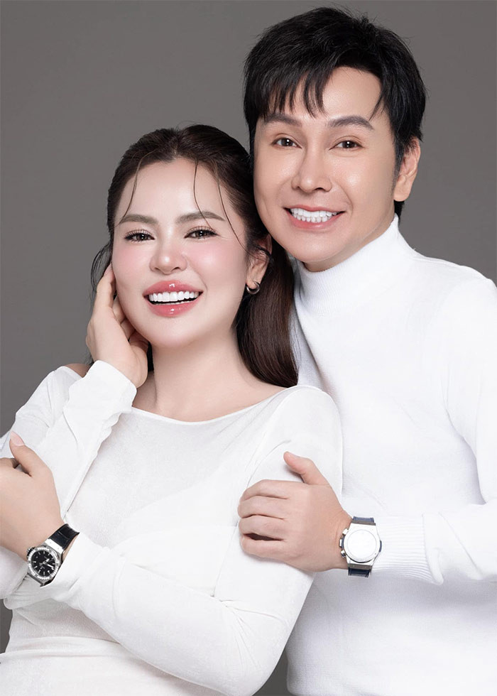 Vũ Luân tên thật là Lương Văn Bình sinh năm 1972. Năm 1992 anh được Bạch Long mời tham gia nhóm Đồng ấu Bạch Long, được đào tạo thêm về kỹ thuật hát và vũ đạo. Chính ông là người đặt cho anh nghệ danh Vũ Luân với lời giải thích "có nhiều nét giống Vũ Linh". (Ảnh: FB Phương Lê)