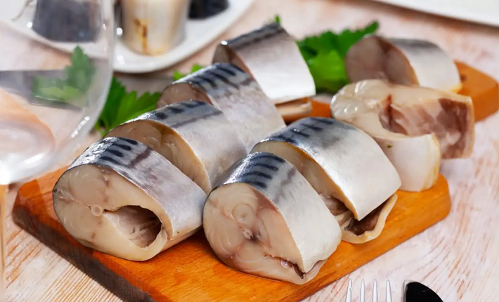 Một trong những đặc sản Côn Đảo nổi tiếng nhất đó chính là cá thu. Cá thu một nắng có thể mua về để làm quà hay chế biến thành nhiều món như: nướng, chiên, kho,... Đặc biệt thịt cá có độ ngọt cao, độ dai tốt, không sợ tanh.