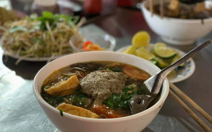 Bún riêu Hai Khiêm nằm trong top đặc sản Côn Đảo. Để tạo ra được một bát bún riêu thơm ngon, người đầu bếp cần chuẩn bị các nguyên liệu như cua, xương heo, huyết, cà chua, nấm hương… cùng nhiều loại gia vị đặc biệt khác.