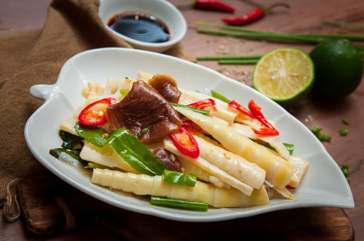 Măng trúc Yên Tử được xem đặc sản bình dân làm “say lòng” du khách. Măng hái về được thái thành từng lát nhỏ hoặc cắt ngắn từng khúc bằng đốt ngón tay. Sau đó đem rửa sạch, xào chín với thịt, thêm vài cọng hành tươi, cần tây, chút hạt tiêu ai thử cũng phải khen.
