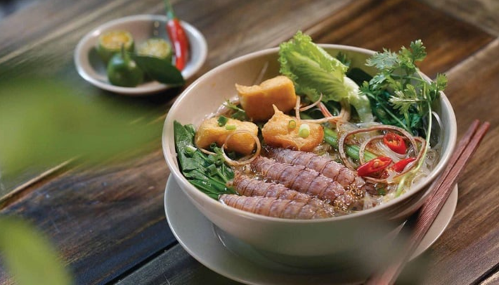 Nếu đến Quảng Ninh vào mùa thu hay đông, bưng trên tay bát bún bề bề nóng hổi, thơm phức thì còn gì sánh bằng. Bề bề thịt chắc, tươi ngon, bún trắng thơm kết hợp nước lèo được hầm từ xương. Đây sẽ là món ăn mà không thực khách nào bỏ lỡ khi đến đây.