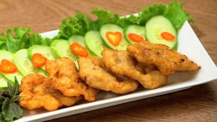 Chả mực là món ăn làm nên thương hiệu của ẩm thực Quảng Ninh, từng nằm trong top 50 món ăn đặc sắc nổi tiếng Việt Nam. Được làm từ những con mực tươi ngon, qua các công đoạn chế biến miếng chả có độ dai ngon, ngọt.