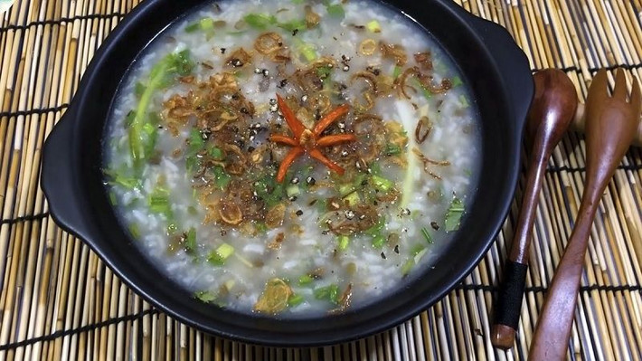 Con Hà có thể xa lạ với nhiều người nếu chưa đến Quảng Ninh thưởng thức, nó khá giống với con Hàu. Đặc biệt khi được nấu cháo thì tuyệt ngon, những hạt cháo nở bung đều với con Hà béo, tạo nên món ăn độc đáo nơi đây.