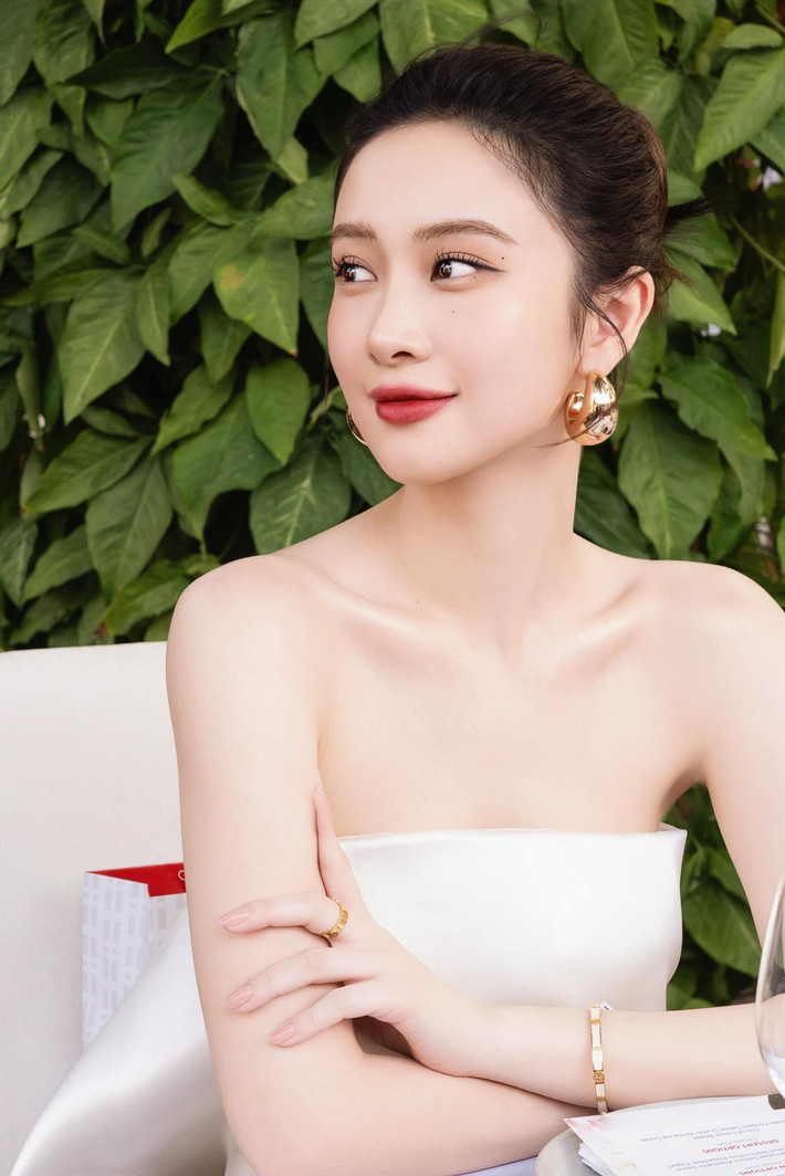 Một số người cho rằng Jun Vũ đang cố tình thu hút sự chú ý, trong khi số khác lại khen ngợi sự tự tin và táo bạo của nữ diễn viên.