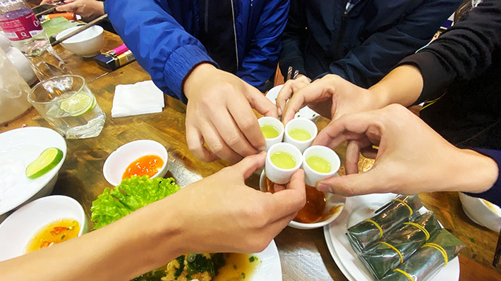 Hạn chế rượu bia là điều cần thiết. Tuy nhiên, trong những cuộc vui, tụ họp vào ngày Tết khó từ chối rượu bia, các quý ông cũng nên "bỏ túi" những lưu ý cần thiết từ các chuyên gia để tránh gây hại cho sức khỏe như: không nên uống rượu lúc đói, không nên uống rượu với đồ uống có ga hay với người đang sử dụng thuốc Aspirin thì nên tránh uống rượu. Nếu có lỡ uống say, hãy bổ sung 5 món ăn giải rượu hiệu quả dưới đây. Ảnh: VOV2.