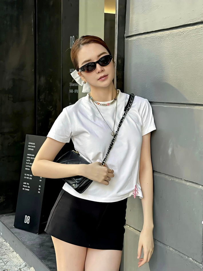 Chị gái Thiều Bảo Trâm sở hữu tủ đồ với loạt chân váy và quần ngắn cũn.
