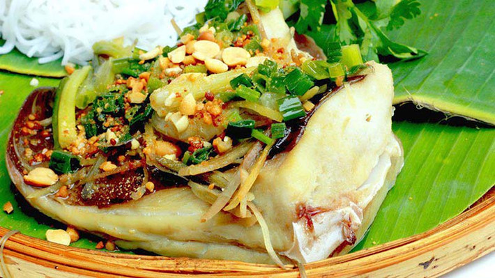Cá lồi xối mỡ cuốn bánh tráng cũng là món du khách nên thử khi đến Mũi Né. Món này là sự hòa quyện của vị ngọt từ thịt cá, vị béo của mỡ hành và hương vị từ nhiều loại rau sống.