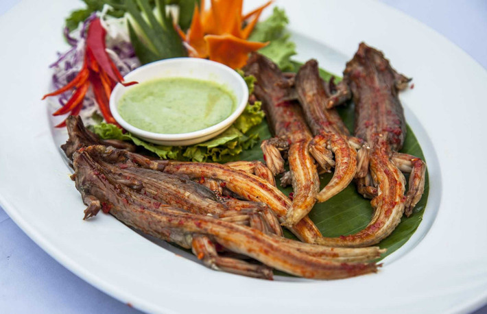 Dông là tên của một loài bò sát thường sinh sống ở những đồi cát, ăn côn trùng nhỏ hoặc chồi non để sống. Ở Mũi Né, người ta dùng dông như một loại thực phẩm bởi lẽ thịt của nó dai, béo chắc, ngọt, bổ dưỡng.