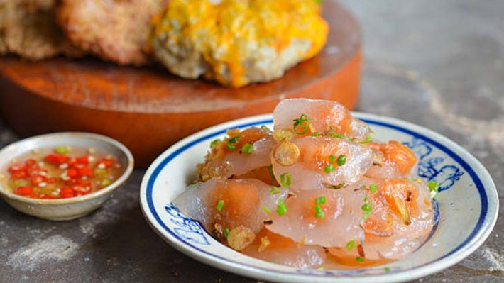 Đặc sản Mũi Né đầu tiên phải kể đến món bánh quai vạc hay còn được gọi là bánh bột lọc, là món ăn thân thuộc của người dân nơi đây. Bánh được làm từ bột lọc, nhân bên trong là tép ram mặn vừa ăn. Bánh ăn kèm với một ít mỡ hành và nước mắm được pha kẹo.