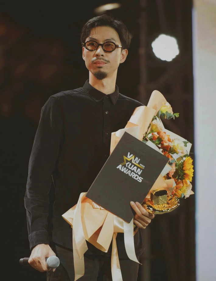 Đen Vâu - nam rapper với những bản nhạc mang đậm dấu ấn mộc mạc, chân thành, đã và đang tạo nên một "cơn sốt" âm nhạc đặc biệt trong lòng giới trẻ Việt Nam.