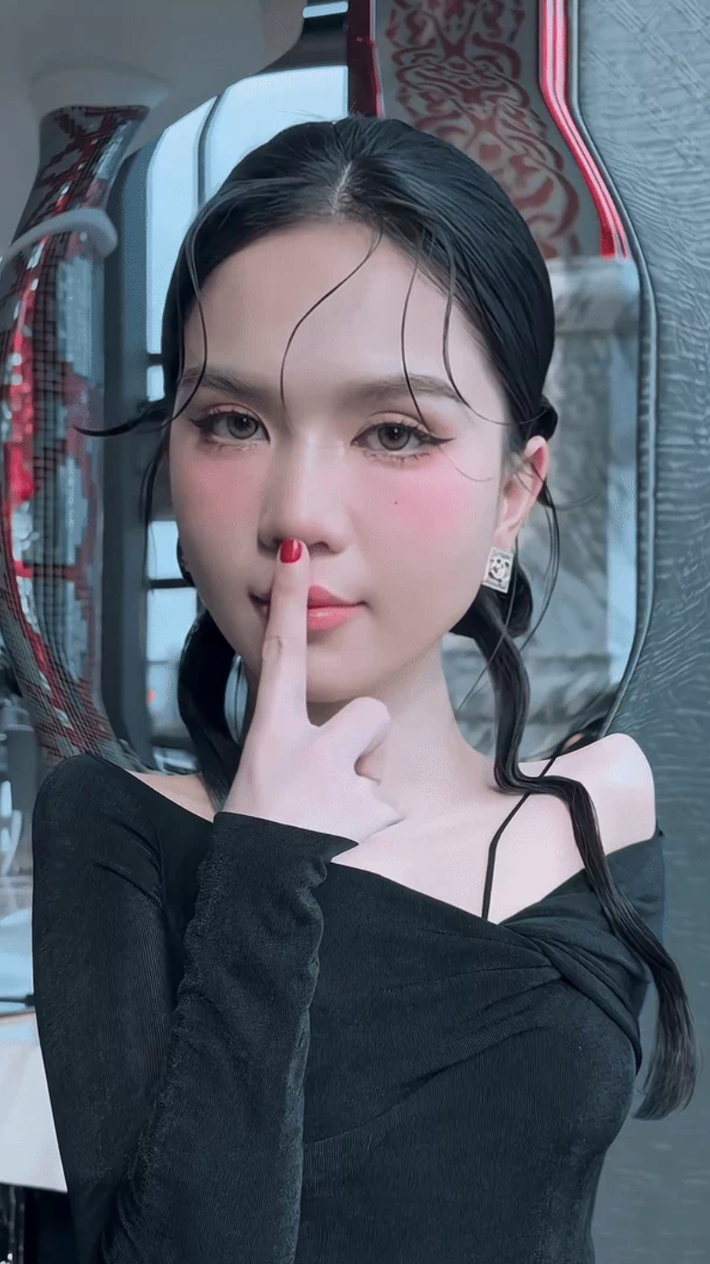 Trên trang cá nhân, Ngọc Trinh đăng tải đoạn clip khoe cận visual. Cô còn đính chính tin đồn "dao kéo" phần mũi.