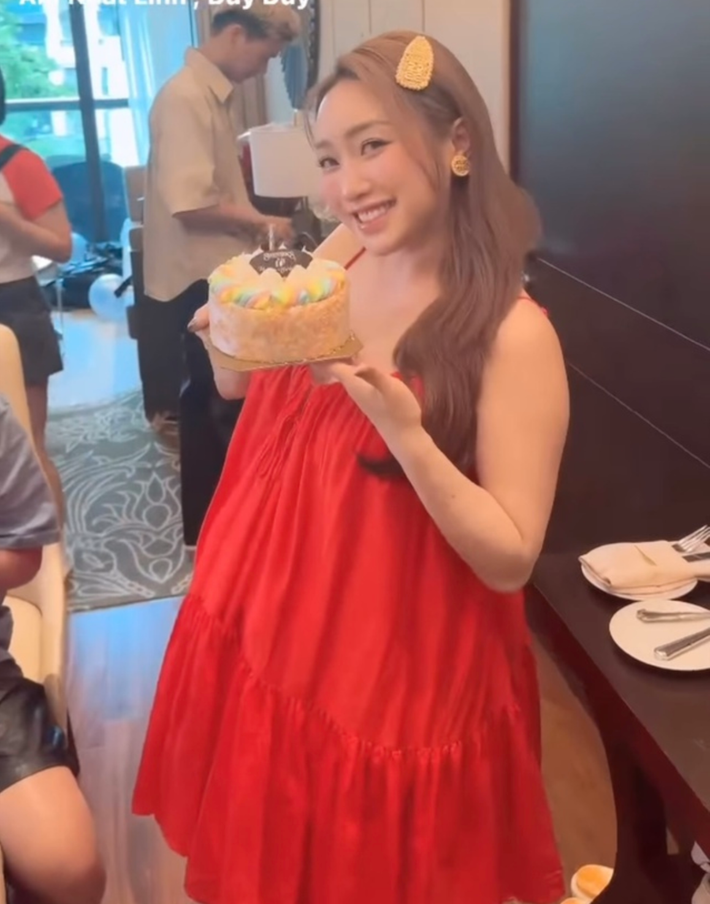 Tin tức sao Việt 21/6: Lý Thuỳ Chang mặc chiếc váy suông đơn giản có tông màu hồng nổi bật, để lộ bụng bầu lớn vượt mặt.