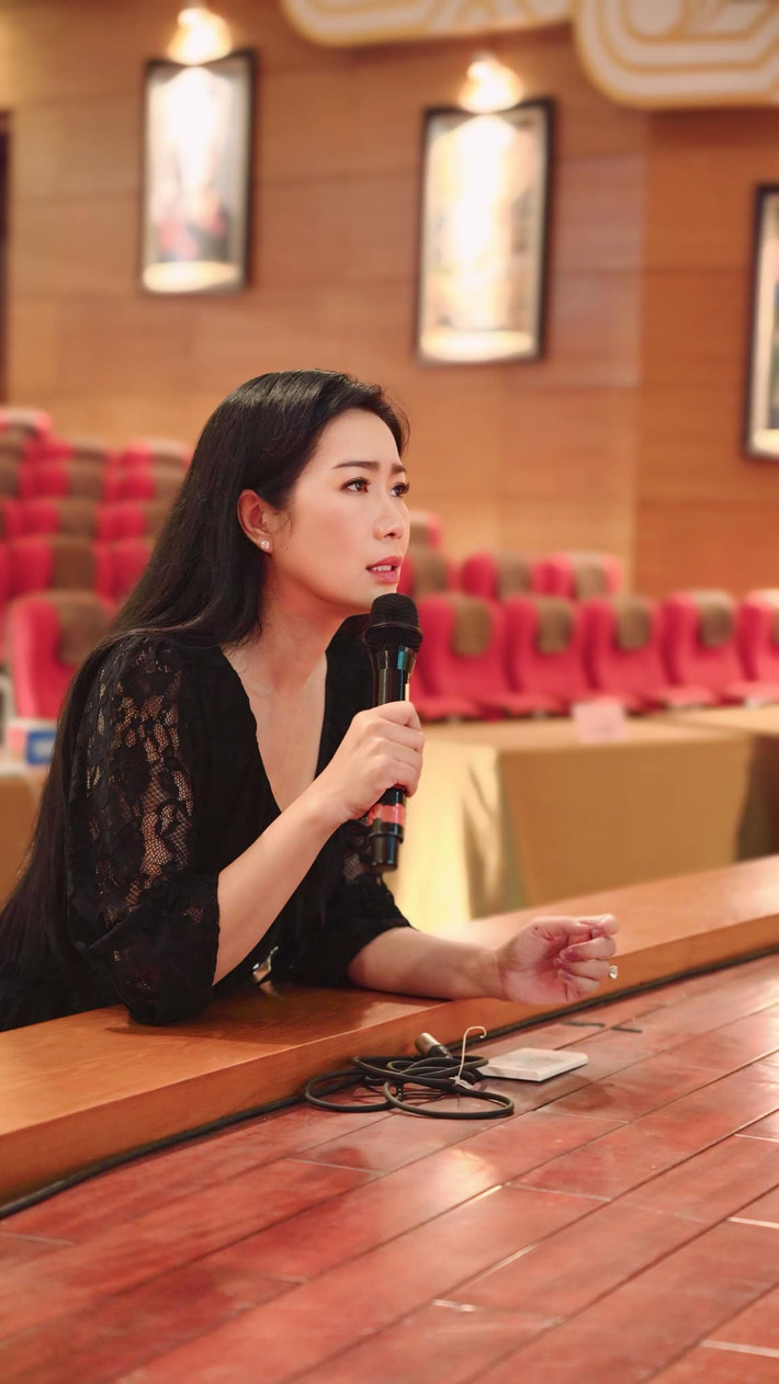 NSND Trịnh Kim Chi cảm thấy căng thẳng trước giờ thi Liên hoan Kịch nói toàn quốc 2024.