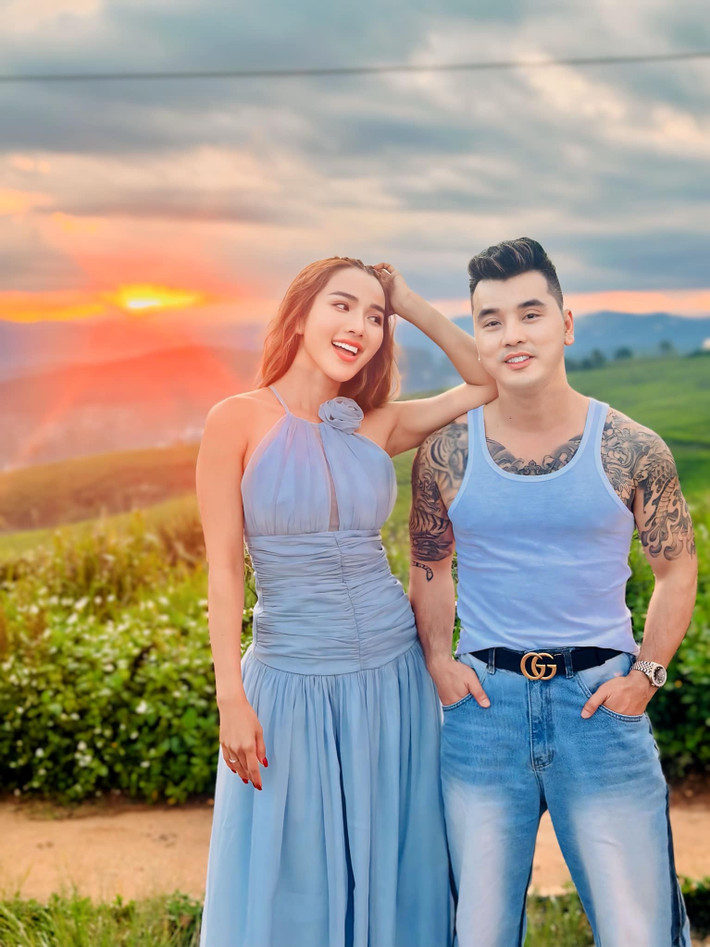 Vợ chồng ca sĩ Ưng Hoàng Phúc quấn như sam. Ảnh: FBNV