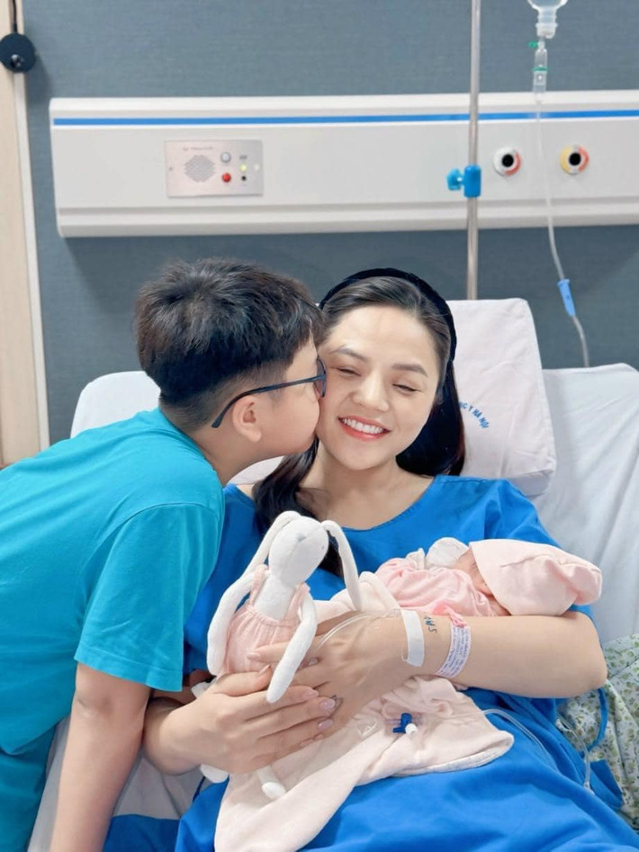  Tin sao Việt 21/5: Diễn viên Thu Quỳnh chia sẻ, con gái mới sinh nặng 3,1 kg, được đặt tên là An.