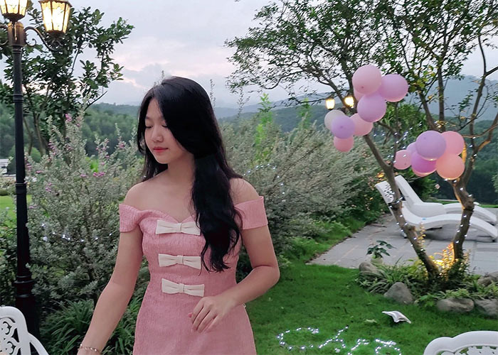 Bước sang tuổi 14, con gái Mạnh Trường cao lớn và ngày càng xinh xắn.
