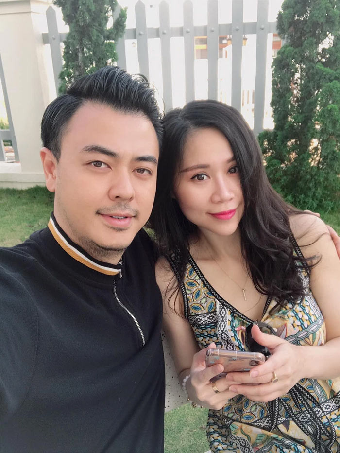 Vợ Tuấn Tú rất ủng hộ chồng trong công việc nghệ thuật. Cô được nhiều người khen là ngày càng xinh kể từ khi lấy chồng, sinh con.