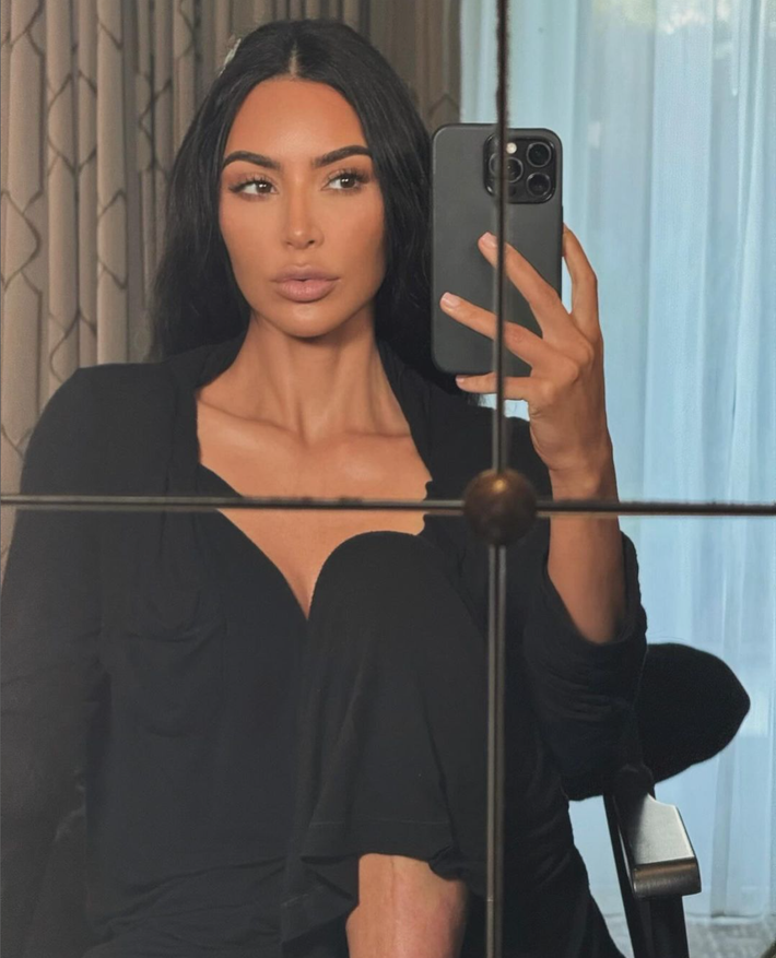 Kim Kardashian thường xuyên hâm nóng trang cá nhân có 363 triệu người theo dõi với những bộ bikini nhỏ xíu với màu sắc bắt mắt và tạo dáng vô cùng gợi cảm.
