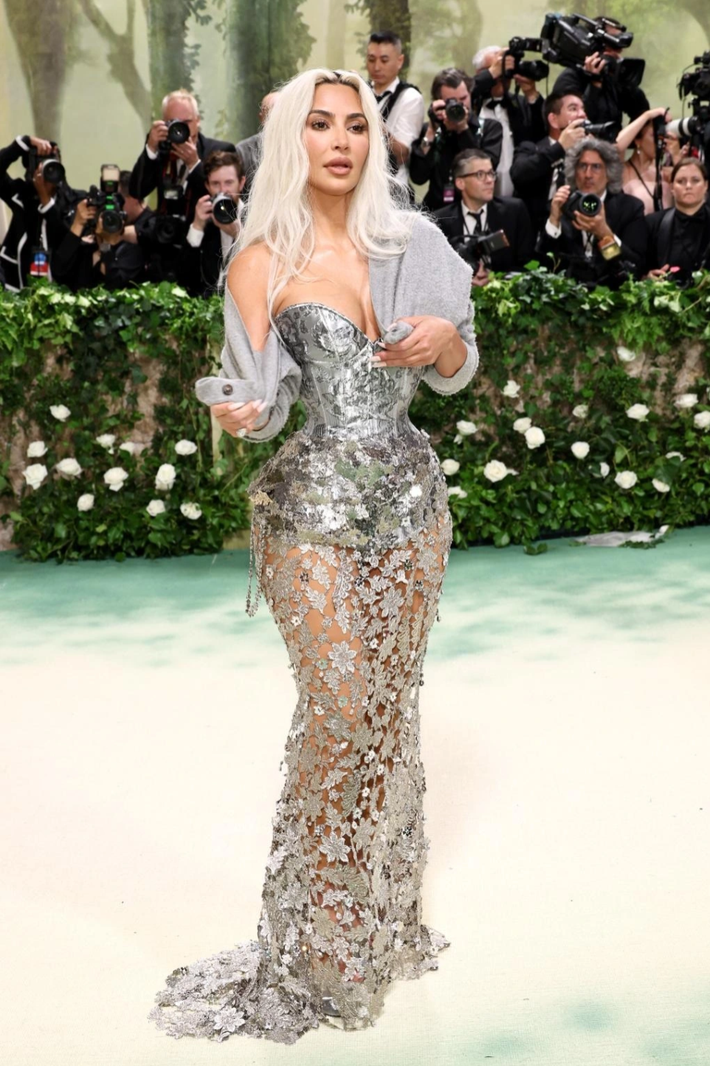 Ngôi sao truyền hình thực tế kiêm nữ doanh nhân tỷ phú người Mỹ Kim Kardashian (hay được gọi là Kim "siêu vòng 3") gây sửng sốt khi xuất hiện tại sự kiện thời trang Met Gala 2024 với vòng eo siêu bé.
