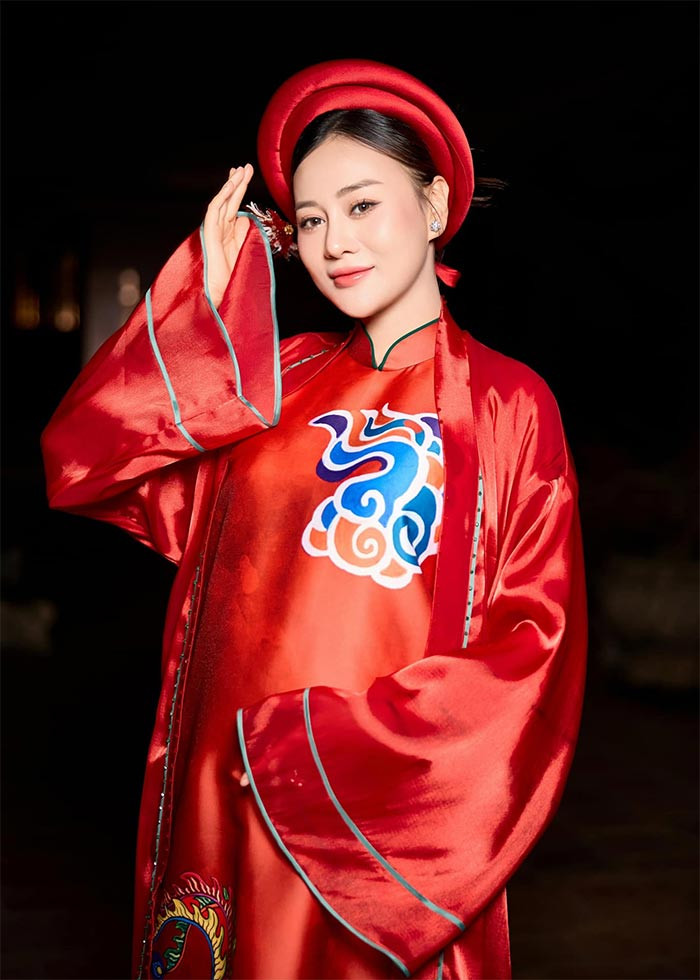 Mới đây, Phương Oanh đã nhận lời làm mẫu cho bộ sưu tập áo dài của Hoa hậu Ngọc Hân trong show diễn "Nơi tôi sinh ra".
