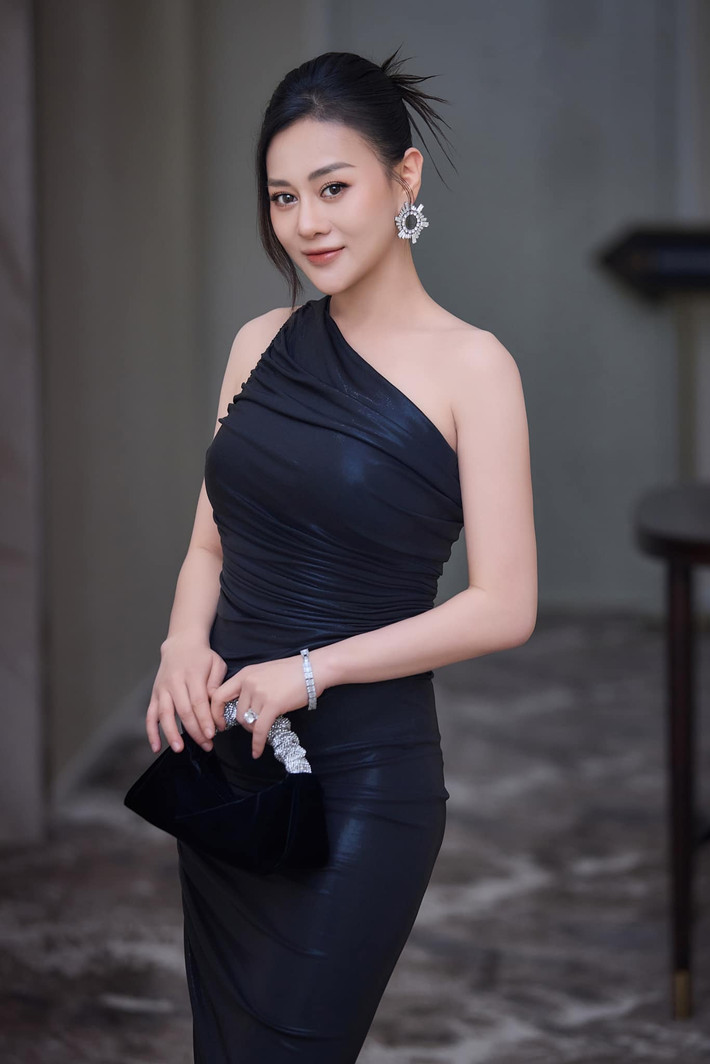 Diễn viên Phương Oanh khoe dáng thon gọn hậu sinh con.
