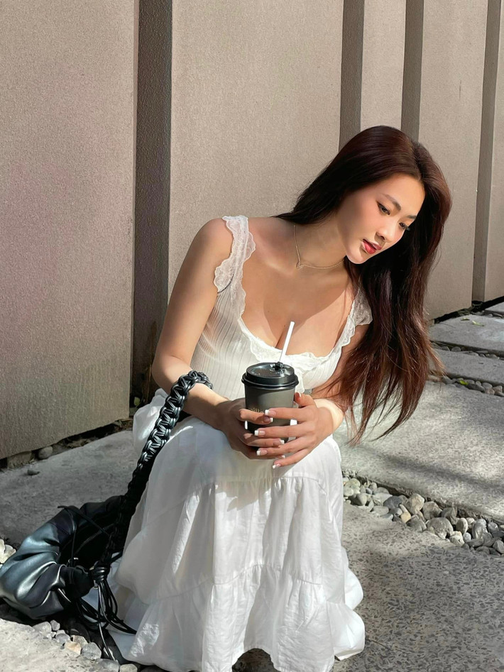 Vẻ đẹp nữ tính kết hợp cùng phong cách thời trang gợi cảm khiến cô nàng luôn tràn đầy sức sống.