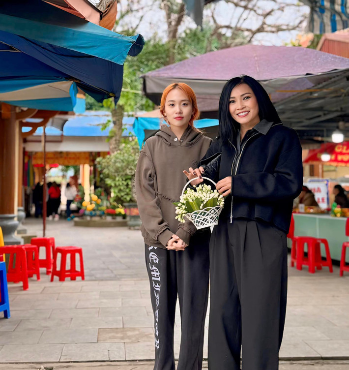 Phương Thanh thoải mái chia sẻ hình ảnh hạnh phúc bên con gái. Khi ái nữ được fan dành nhiều lời khen, "chị Chanh" khoe: "Bé Gà cao hơn mẹ 10 cm rồi".