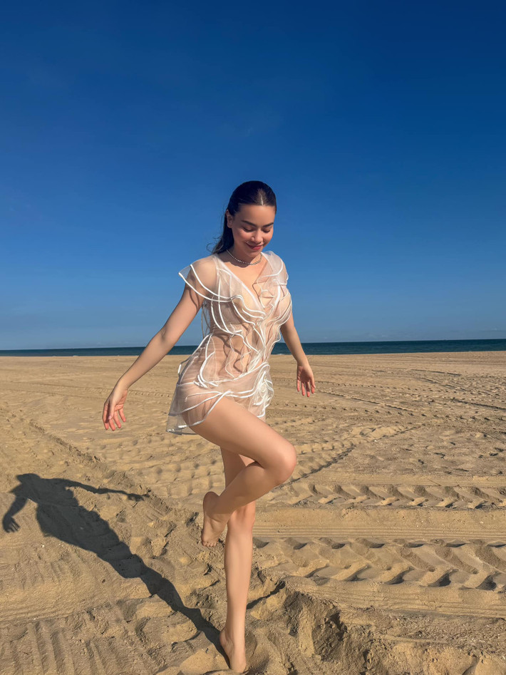 Ở ngoài đời, nữ ca sĩ sinh năm 1984 thường diện những trang phục gợi cảm, hợp thời cũng như các món đồ hiệu đắt giá.