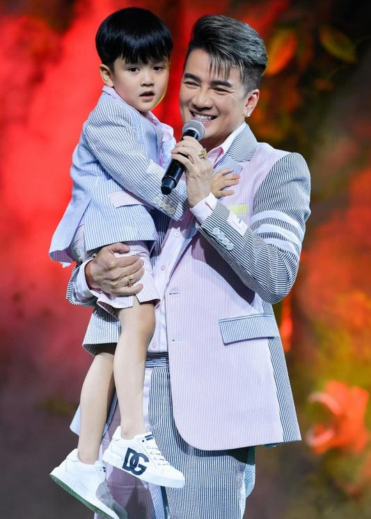 Đầu tháng 10/2022, live concert The Portrait của mình, Đàm Vĩnh Hưng bất ngờ công khai con trai ruột tên Polo Huỳnh, lúc đó cậu nhóc đã hơn 3 tuổi. (Ảnh: FB Đàm Vĩnh Hưng)